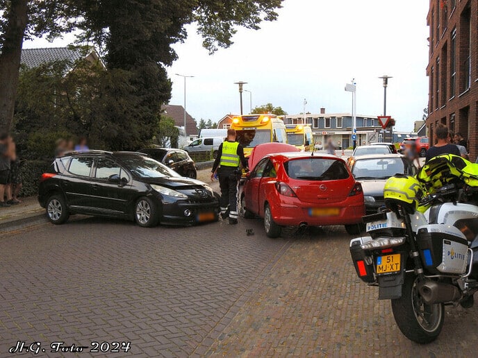 Twee gewonden bij aanrijding.