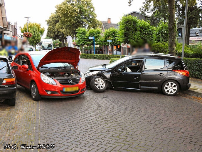 Twee gewonden bij aanrijding.