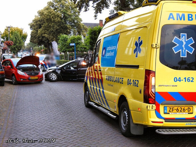 Twee gewonden bij aanrijding.