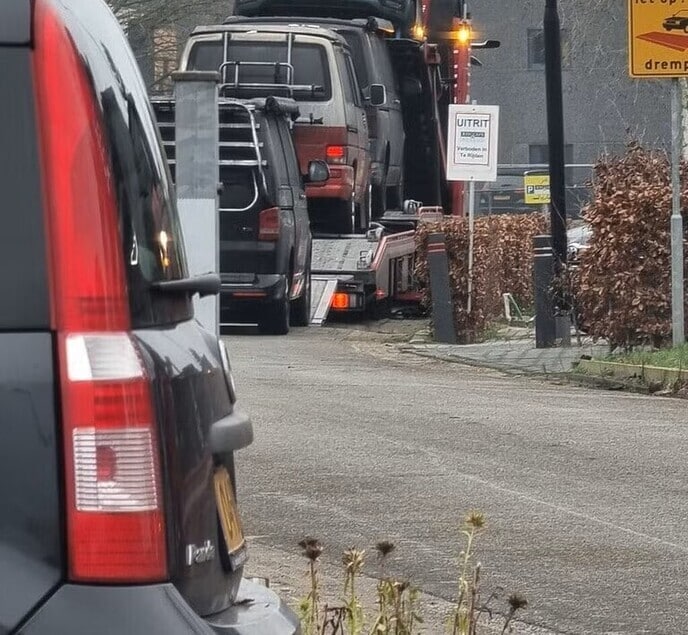 De afgebrande campers op de trailer…. triest en zonde