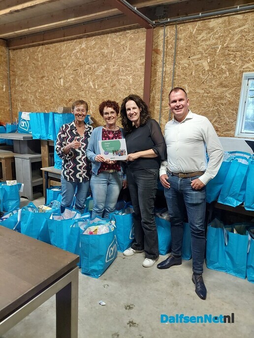 Kindertas Dalfsen ontvangt donatie Univé - Foto: Ingezonden foto