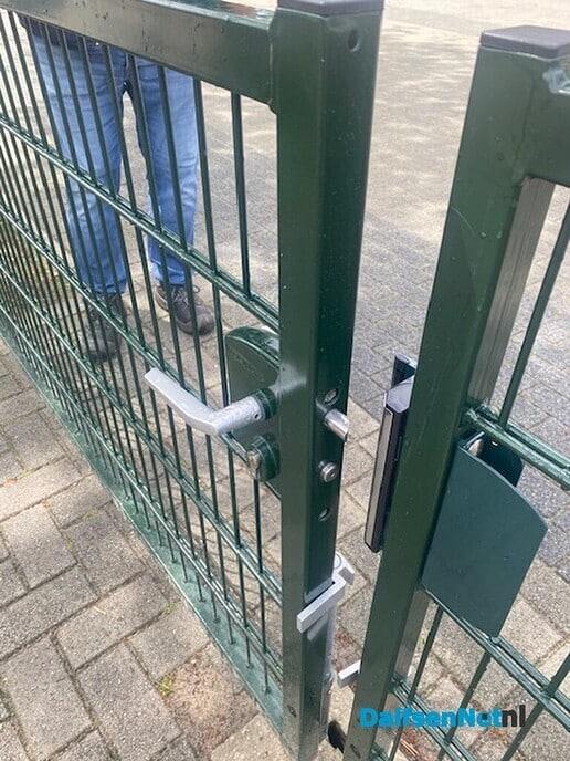 Schade toegangspoort CBS Sjaloom Dalfsen - Foto: Ingezonden foto