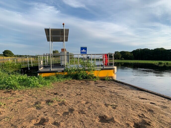 Hoog water bij pontje Hessum - Foto: Ingezonden foto