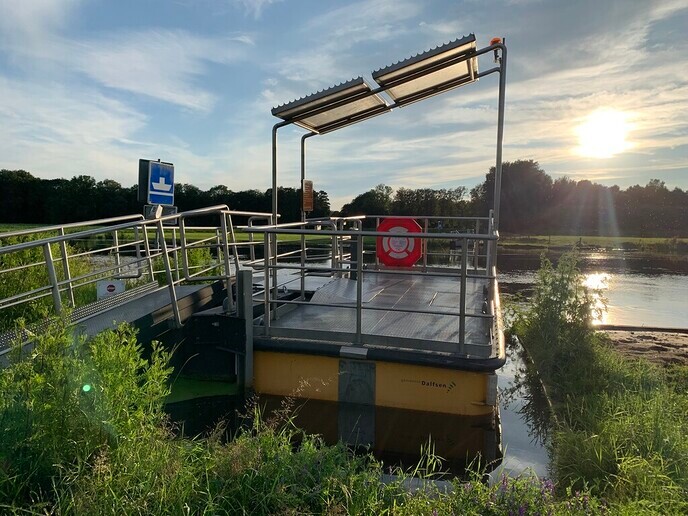 Hoog water bij pontje Hessum - Foto: Ingezonden foto