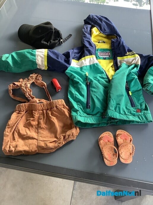 Verschillende kleertjes zijn blijven liggen bij timmerweek - Foto: Ingezonden foto