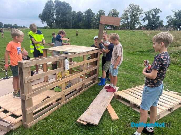 200 kinderen druk aan de slag bij de Timmerweek - Foto: Ingezonden foto