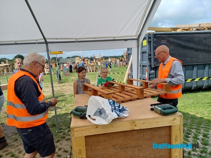 200 kinderen druk aan de slag bij de Timmerweek - Foto: Ingezonden foto