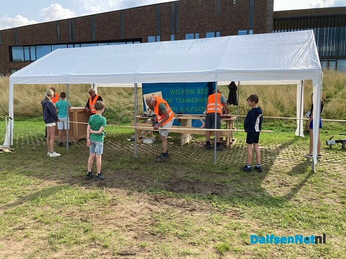 200 kinderen druk aan de slag bij de Timmerweek - Foto: Ingezonden foto