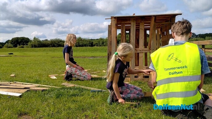 200 kinderen druk aan de slag bij de Timmerweek - Foto: Ingezonden foto