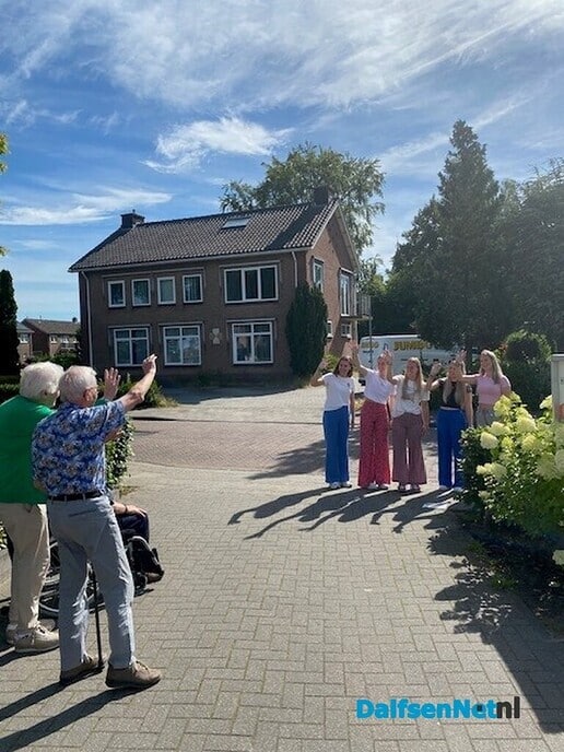 Een zwaaisticker op de stoep van Rosengaerde - Foto: Ingezonden foto