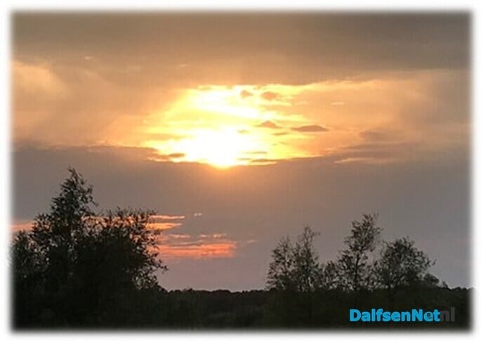 De avond valt over het Veerland … - Foto: Willie uut Hessum