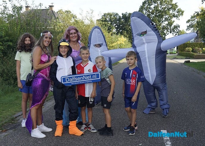 Foto’s met bordje Dalfsennet tijdens Oranje-optocht Oudleusen (deel 1) - Foto: Paul Scholten