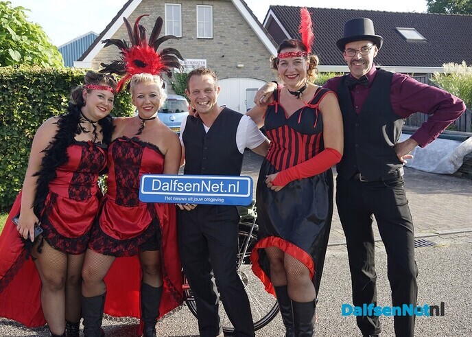 Foto’s met bordje Dalfsennet tijdens Oranje-optocht Oudleusen (deel 1) - Foto: Paul Scholten