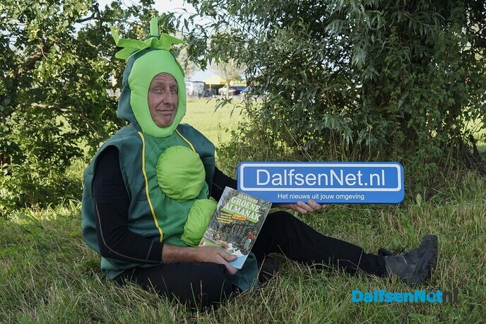 Foto’s met bordje Dalfsennet tijdens Oranje-optocht Oudleusen (deel 1) - Foto: Paul Scholten