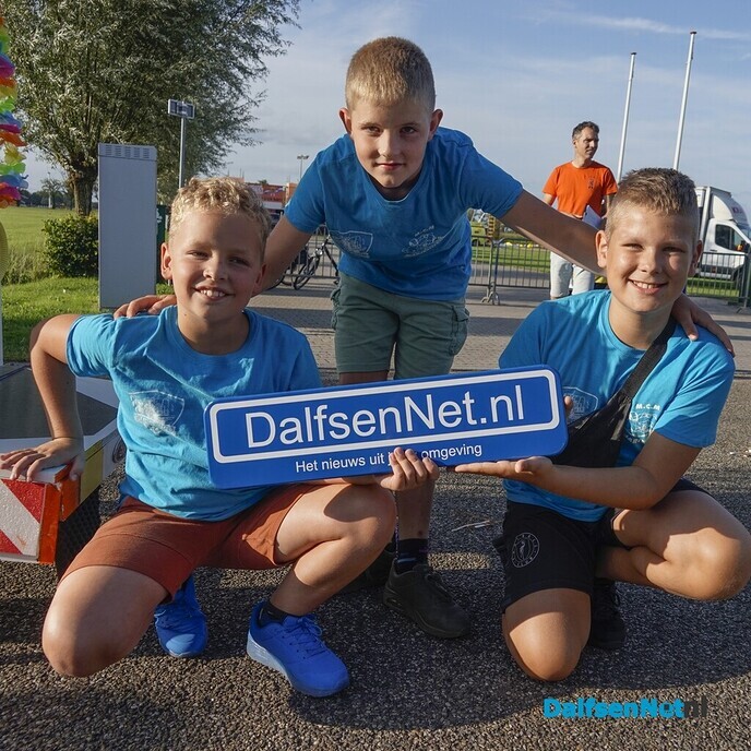 Foto’s met bordje Dalfsennet tijdens Oranje-optocht Oudleusen (deel 1) - Foto: Paul Scholten