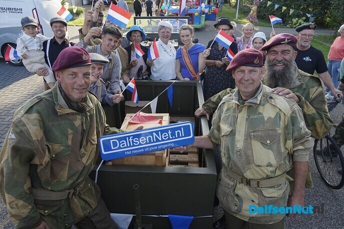 Foto’s met bordje Dalfsennet tijdens Oranje-optocht Oudleusen (deel 1) - Foto: Paul Scholten