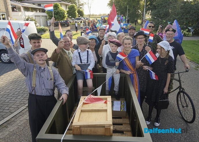 Foto’s met bordje Dalfsennet tijdens Oranje-optocht Oudleusen (deel 1) - Foto: Paul Scholten