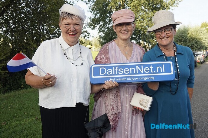 Foto’s met bordje Dalfsennet tijdens Oranje-optocht Oudleusen (deel 1) - Foto: Paul Scholten