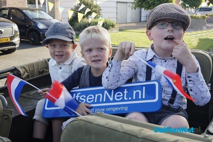 Foto’s met bordje Dalfsennet tijdens Oranje-optocht Oudleusen (deel 1) - Foto: Paul Scholten