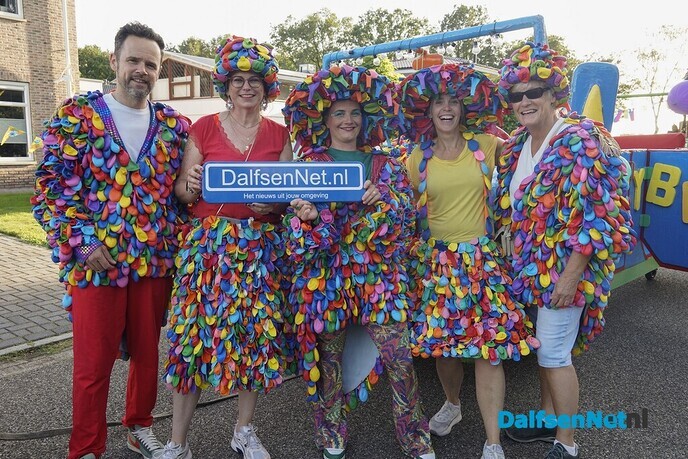 Foto’s met bordje Dalfsennet tijdens Oranje-optocht Oudleusen (deel 1) - Foto: Paul Scholten