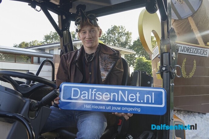 Foto’s met bordje Dalfsennet tijdens Oranje-optocht Oudleusen (deel 1) - Foto: Paul Scholten