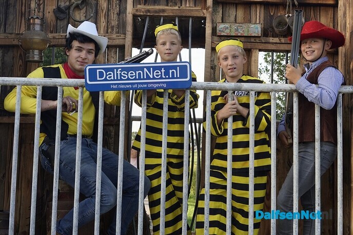 Foto’s met bordje Dalfsennet tijdens Oranje-optocht Oudleusen (deel 1) - Foto: Paul Scholten