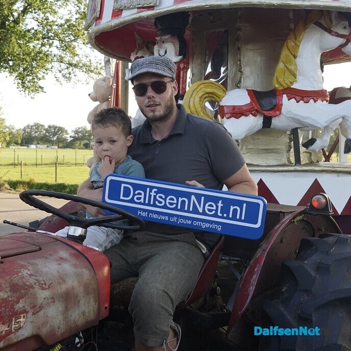 Foto’s met bordje Dalfsennet tijdens Oranje-optocht Oudleusen (deel 1) - Foto: Paul Scholten