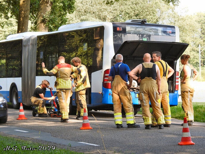 Brand in motor van lijnbus.