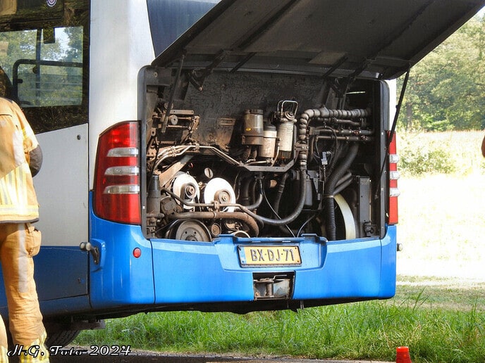 Brand in motor van lijnbus.