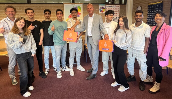 Leerlingen StartCollege ontvangen Derde Kamer-koffertje - Foto: Ingezonden foto