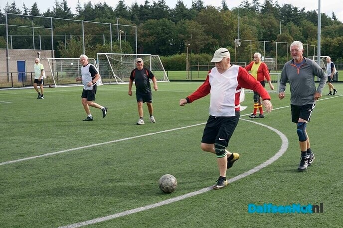 Blijf fit met Walking Football - Foto: Paul Scholten