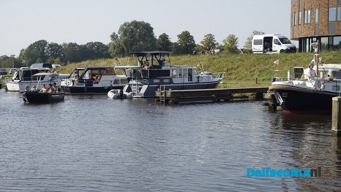 Drukke middag bij kade en haven Vecht - Foto: Paul Scholten