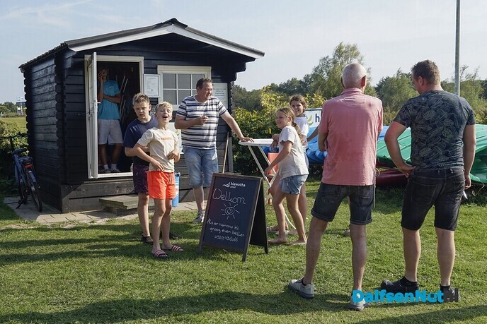 Drukke middag bij kade en haven Vecht - Foto: Paul Scholten