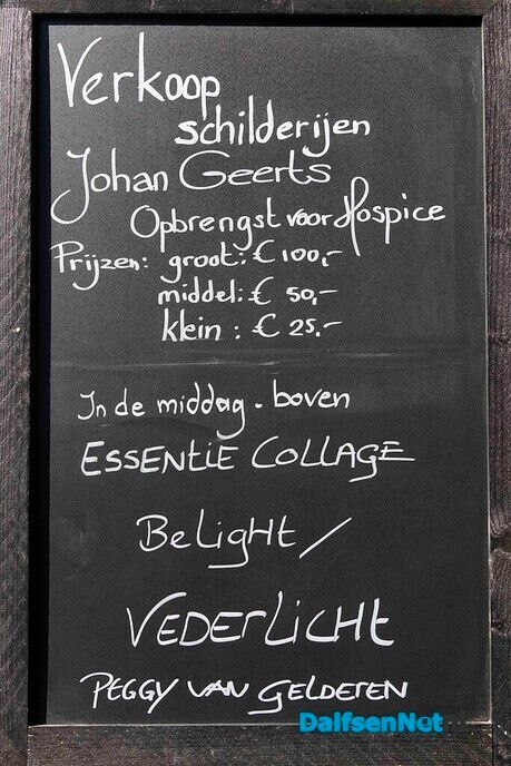 Johan Geerts verkoopt zijn schilderijen - Foto: Paul Scholten