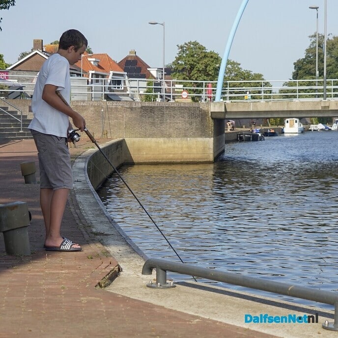 Drukke middag bij kade en haven Vecht - Foto: Paul Scholten