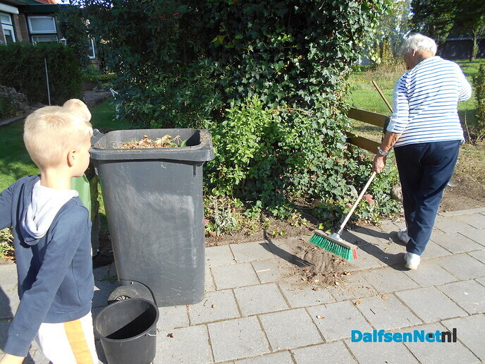 Even Oma helpen met kastanjes opruimen