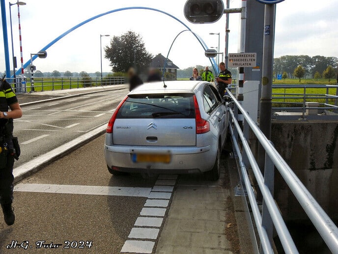 Automobiliste het spoor bijster op de Vechtbrug