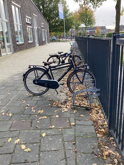 Fiets op schoolplein - Foto: Ingezonden foto