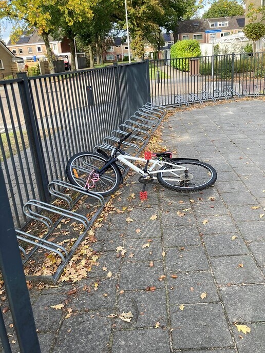 Fiets op schoolplein - Foto: Ingezonden foto