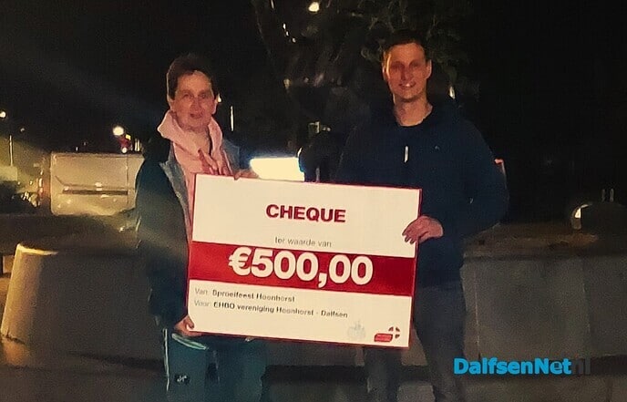 Donatie voor EHBO van sproeifeest - Foto: Ingezonden foto