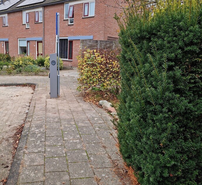 Laadpaal elektrische auto’s midden op trottoir - Foto: Ingezonden foto