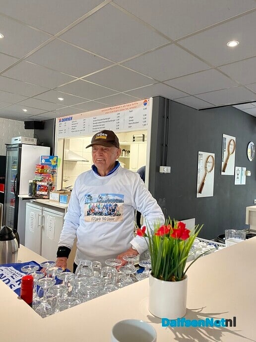 Gerard Feijen 90 jaar en nog steeds op de tennisbaan actief - Foto: Ingezonden foto