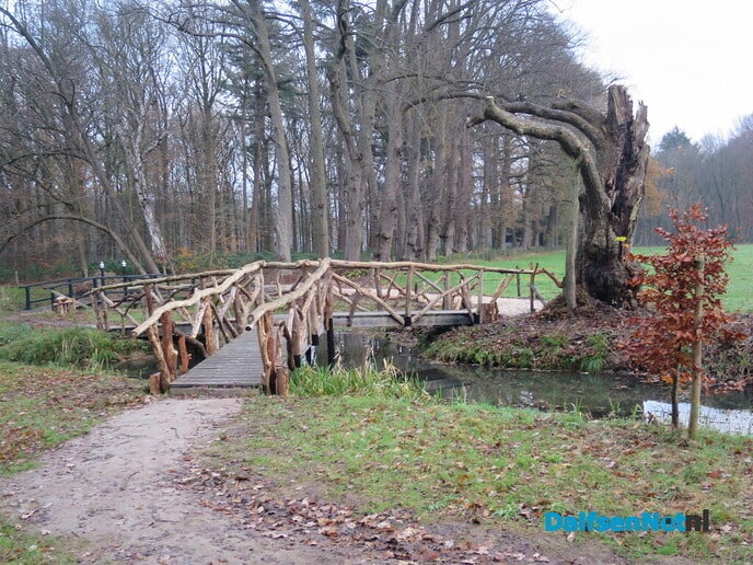 Op weg naar de nieuwe driepuntsbrug op het landgoed de Horte - Foto: Wim