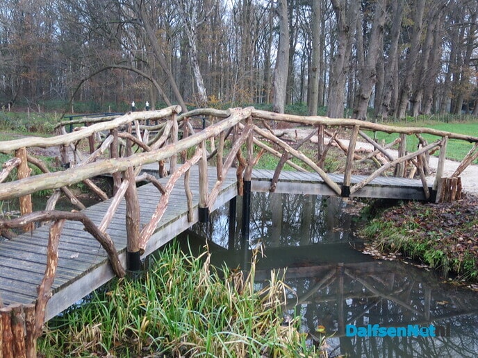 Op weg naar de nieuwe driepuntsbrug op het landgoed de Horte - Foto: Wim