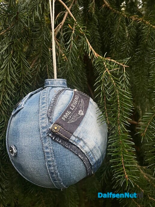 Workshop: Kerstballen met tweede kans jeans - Foto: Ingezonden foto