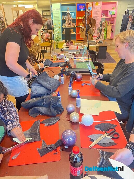 Workshop: Kerstballen met tweede kans jeans - Foto: Ingezonden foto