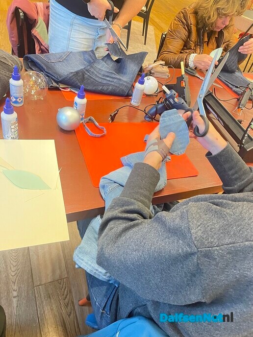 Workshop: Kerstballen met tweede kans jeans - Foto: Ingezonden foto