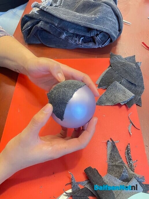 Workshop: Kerstballen met tweede kans jeans - Foto: Ingezonden foto
