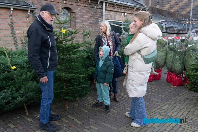 Kerstbomenverkoop bij r.k. kerk Dalfsen is gestart - Foto: Paul Scholten