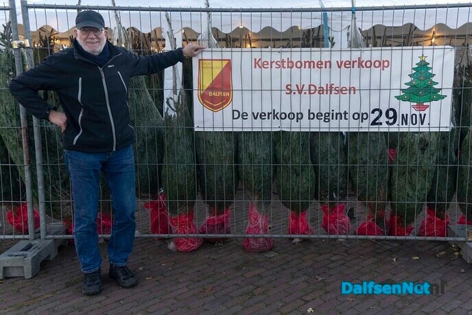 Kerstbomenverkoop bij r.k. kerk Dalfsen is gestart - Foto: Paul Scholten